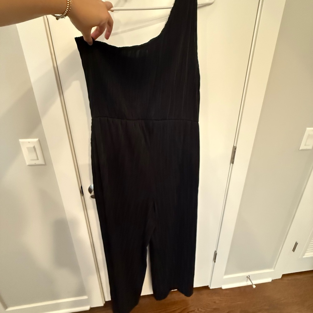 Chic Black One-Shoulder Jumpsuit